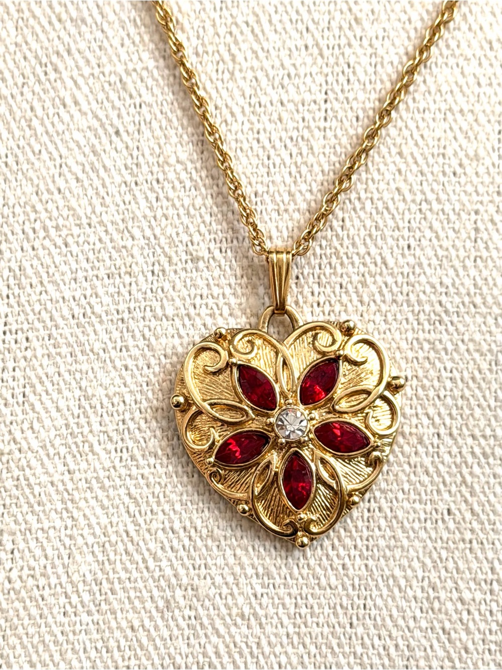Vintage Avon Ruby Red Rhinestone Heart Pendant Necklace Gold Tone 18”
